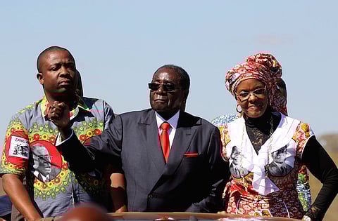 Zimbabwe's President Robert Mugabe and his wife Grace greet supporters of his ZANU (PF) party during the "One Million Man March", a show of support of Mugabe's rule in Harare, Zimbabwe, May 25, 2016. REUTERS/Philimon Bulawayo. TPX IMAGES OF THE DAY