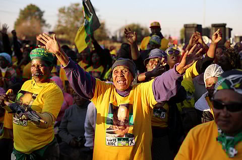 Supporters of the African National Congress chant slogans during ANC president Jacob Zuma's election campaign in Atteridgeville a township located to the west of Pretoria, South Africa July 5, 2016. REUTERS/Siphiwe Sibeko