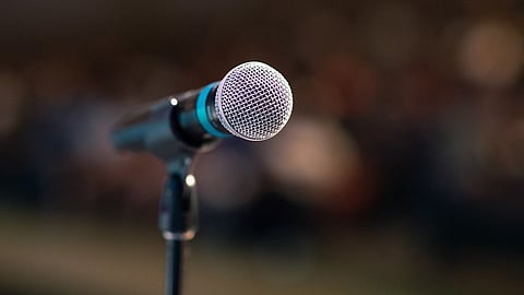https://pixabay.com/photos/public-speaking-mic-microphone-3926344/