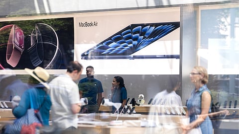 Berkshire slashes Apple stake, hits record cash reserve