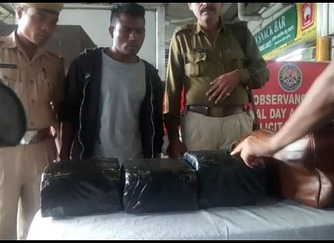 गुवाहाटीआव रेलवे पुलिसआ 15 कि.ग्रा. गान्जा हमदों, सासे सुबुंखौ खायो