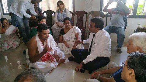 डा° देबेन दत्तनि न'आव आइ एम ए नि थान्दै हान्जा