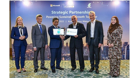 Representatives of Microsoft and Petronas signing co-operation agreements