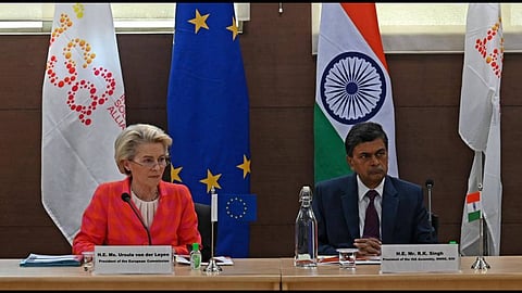 Ursula von der Leyen and Raj Kumar Singh at a round table at the headquarters of the International Solar Alliance in Gurugram