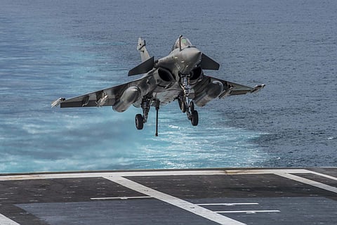 A Rafale M coming in to land on a carrier deck
