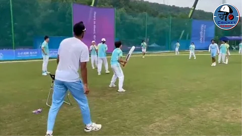 Asian Games में भारतीय टीम के खिलाड़ियो ने China के लोकल वालंटियर के साथ खेला मैच