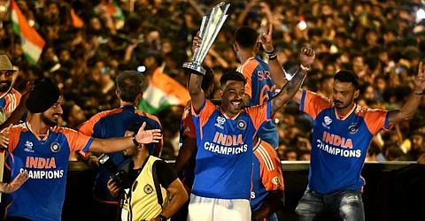 वर्ल्ड कप जीत के बाद पहली बार होम टाउन पहुंचे Hardik Pandya, जमकर हुआ स्वागत