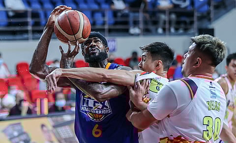 NLEX's Earl Clark drives to the basket against Rain or Shine defenders during the PBA Commissioner's Cup at the Philsports Arena in Pasig, 23 September. Photo by Rio Deluvio
