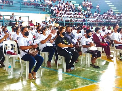 Bong Go provides support to micro-entrepreneurs in Canlaon City, Negros Oriental