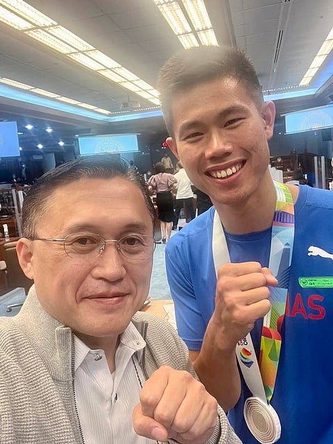 PHOTOGRAPH COURTESY OF SBG
SEN. Christopher Lawrence ‘Bong’ Go (left) praises pole vaulter EJ Obiena for giving honors to the country.