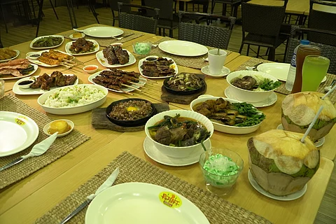 How much do Pinoys tip in restaurants?