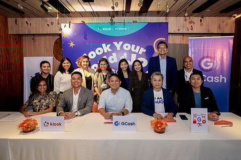 THE GCASH and Klook teams headed by (seated) Michelle Ho, general manager of Klook Philippines, Thailand and Vietnam, CS Soong, Klook vice president for Global Corporate Development, Ren Ren Reyes, GCash CCO, Luigi Reyes, GCash vice president and head of commercial sales and operations, and Macky Limgenco, GCash AVP for Enterprise Sales.