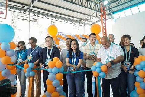 Malabon families receive aid