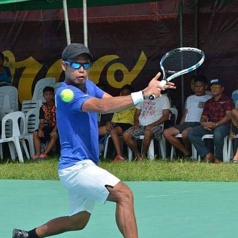 Photograph courtesy of johnny arcilla/fb
Johnny Arcilla attempts to turn back the hands of time for the nth time.