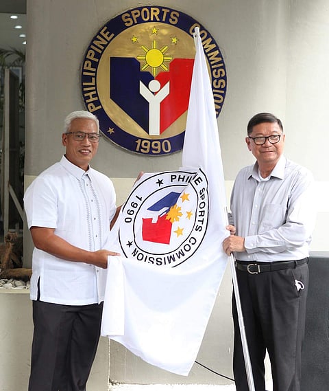 Photograph by Joey Sanchez mendoza for the daily tribune @tribunephl_joey
NEWLY-APPOINTED PSC chairperson Jose Emmanuel ‘Noli’ Eala (left) receives the PSC flag from former PSC chief William ‘Butch’ Ramirez during the turnover ceremony yesterday at the Rizal Memorial Sports Complex.