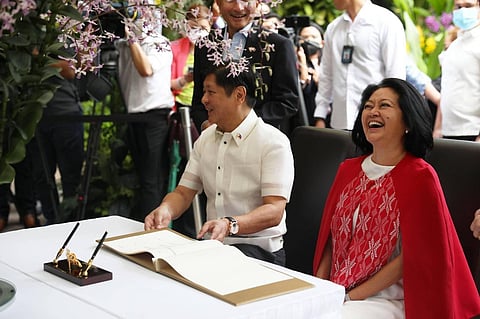 During his visit to the National Orchid Garden on Wednesday, President Ferdinand Marcos Jr. and his wife were welcomed by Singaporean Minister for Foreign Affairs Vivian Balakrishnan and other local officials, who presented them with the “Dendrobium Ferdinand Louise Marcos” orchid variety. (Photo from President Ferdinand Marcos Jr. / Twitter)