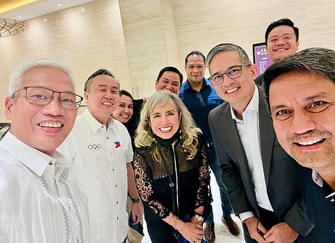 Photograph Courtesy of PSC
PSC chairperson Jose Emmanuel ‘Noli’ Eala (left) joins ranking POC officials led by president Abraham Tolentino (second from left), first vice president Al Panlilio (second from right) and Richard Gomez (right) in a dinner late Monday. Also shown are Pearl Managuelod, Bones Floro, Cynthia Carrion, Dave Carter and Wharton Chan.