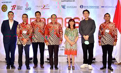 At the Indonesia Expo at SM Megamall H.E. Indonesian Ambassador Agus Widjojo (center) with SM’s Millie Dizon (third from right), president Steven Tan (second from right) and AVP for Operation Christian Mathay (leftmost), together with Indonesian Embassy in Manila Minister counselor Kusuma Pradopo, Charge d’affaires Widya Rahmanto, and Trade Attaché Martin Pandapotan.