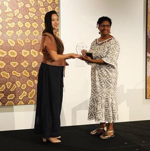 Jessica Sy, SM Prime assistant vice president, presents Dr. Esline Garaebiti of Vanuatu the Women’s International Network for Disaster Risk Reduction Leadership Awards -- 2022 WIN-
DRR Leadership Excellence Award. (Photo courtesy of SM)