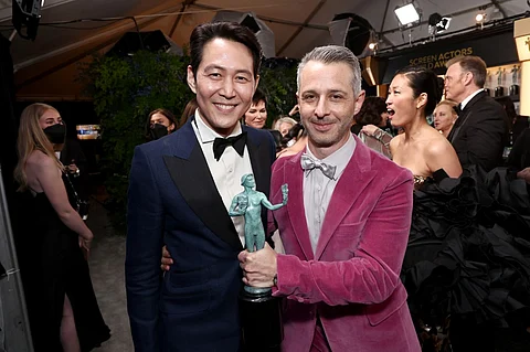 Lee Jung-jae, winner of Male Actor in a Drama Series for "Squid Game," and Jeremy Strong, winner of Ensemble in a Drama Series for "Succession," attend the 28th Screen Actors Guild Awards at Barker Hangar on 27 February 2022 in Santa Monica, California. (Photo by EMMA McINTYRE / GETTY IMAGES NORTH AMERICA / Getty Images via AFP)