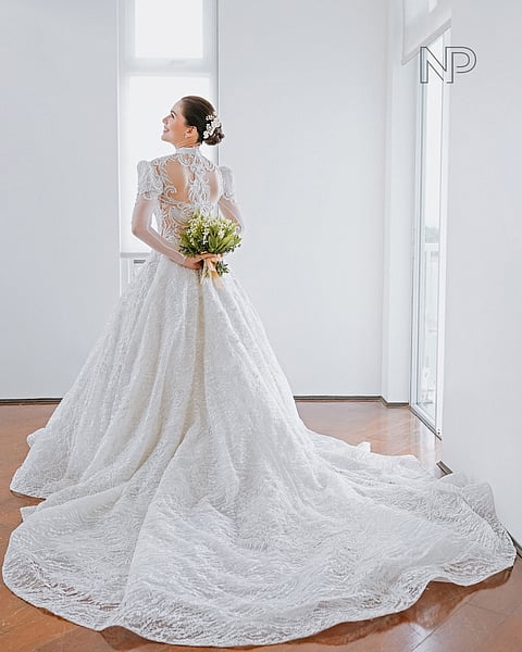 Photographs courtesy
of niceprint photography
Vicky Rushton was a regal bride in her Francis Libiran modern Filipiniana wedding gown.