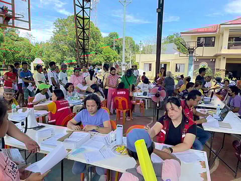 (FILE PHOTO) Photograph courtesy of DSWD FB page
Personnel of the Department of Social Welfare and Development Field Office IV-A yesterday provided family food packs and cash assistance to residents of Jomalig, Quezon who were affected by super typhoon ‘Karding.’ The DSWD has provided P22.7 million in assistance to affected families.