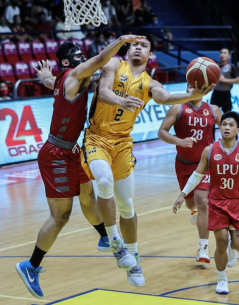 John Delos Santos of JRU scores Over Mclaude Guadana of Lyceum during their NCAA Season 98 men’s basketball game yesterday. The Heavy Bombers won, 63-57. Photo courtesy of Rio Deluvio