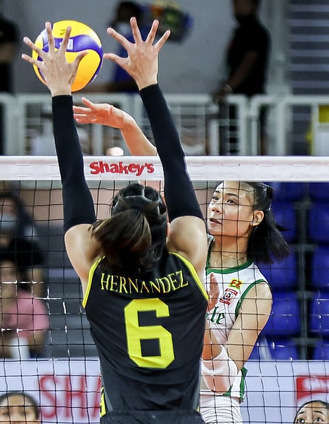 La Salle's Angel Canino scores against UST's Imee Hernandez during the Shakey's Super League at the Rizal Memorial Coliseum, October 30, 2022. Photo by Rio Deluvio