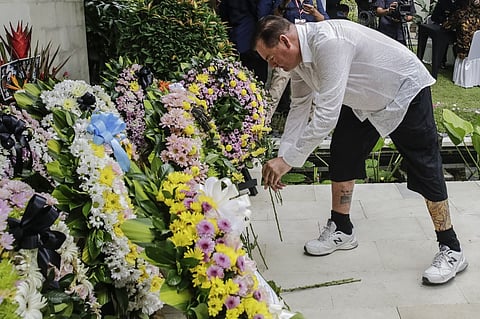 Australian Bali bombing survivor Andrew Csabi lays flowers during a commemoration ceremony to mark the 20th anniversary of the Bali bombings that killed more than 200 people, at the Australian consulate in Denpasar on the Indonesian resort island of Bali on 12 October 2022. (Photo by JOHANNES P. CHRISTO / POOL / AFP)