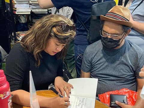 CONTRIBUTED PHOTOS
ANGELA Gabrielle Fabunan signs her book for a buyer.