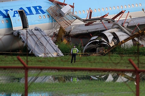 Wreckage A Korean Air plane lies on its belly on Monday, a day after overshooting the runway at the Mactan Cebu International Airport in Mandaue City. All 162 passengers and 11 crew members are safe, some of them given treatment for slight injuries. The accident shut down the country’s second busiest airport. | Alan TANGCAWAN/AGENCE FRANCE-PRESSE
