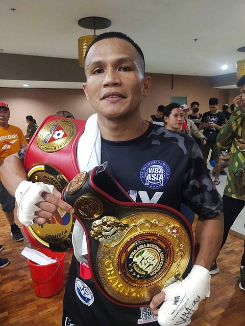 Photograph courtesy of ALVIN GO
RIO Olympian Charly Suarez beams with pride after keeping his undefeated record intact over the weekend.