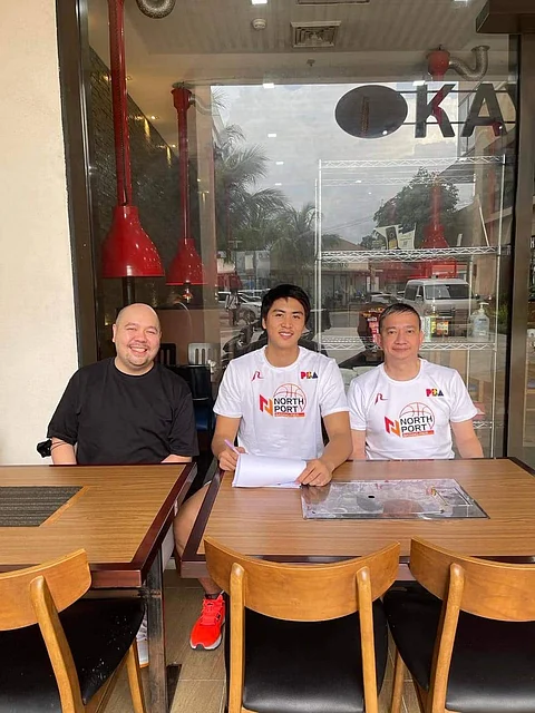 Photograph courtesy of NORTHPORT
WILL Navarro (middle) is set to see action for NorthPort in the ongoing PBA Commissioner’s Cup. Also shown during his contract-signing are Batang Pier team manager Bonnie Tan (right) and agent, PJ Pilares.