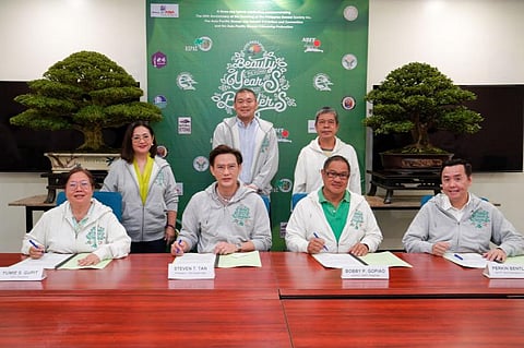 SM and PBSI sign the collaboration for the ASPAC-ABBF Convention-PBSI 50th anniversary celebration: (Seated, left to right) PBSI President Yumie Gupit, SM Supermalls President Steven Tan, ASPAC-ABFF Chair Bobby Gopiao, SM Supermalls Senior AVP for Mall Operations Perkin So.
(Standing, left to right) SM Supermalls VP for Corporate Marketing Grace Fornier Magno, SM Supermalls SVP for Marketing Jonjon San Agustin, Show Chair Boy Pangilinan