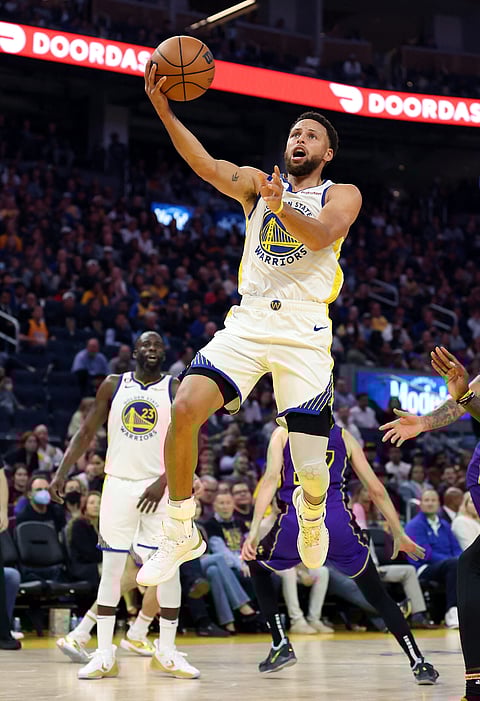 SAN FRANCISCO, CALIFORNIA - OCTOBER 18: Stephen Curry #30 of the Golden State Warriors drives toward the basket during the 1st half of the game against the Los Angeles Lakers at Chase Center on October 18, 2022 in San Francisco, California. NOTE TO USER: User expressly acknowledges and agrees that, by downloading and or using this photograph, User is consenting to the terms and conditions of the Getty Images License Agreement. Ezra Shaw/Getty Images/AFP (Photo by EZRA SHAW / GETTY IMAGES NORTH AMERICA / Getty Images via AFP)