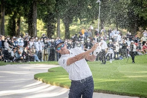 Fowler grabs 1-shot lead