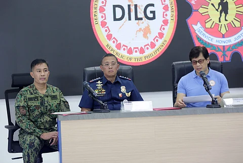 File Photo /
PCol. Mark Pespes, hailed as hero by Abalos, Interior and Local Government Secretary and police chief Gen. Rodolfo Azurin Jr. face the media. | PHOTOGRAPHS BY ANALY LABOR FOR THE DAILY TRIBUNE @tribunephl_ana