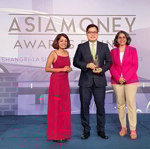RCBC executive vice president and chief innovation and Inclusion Officer Lito Villanueva receives the award after RCBC was recognized as the Philippines’ Best Bank for Digital. | Photograph courtesy of RCBC