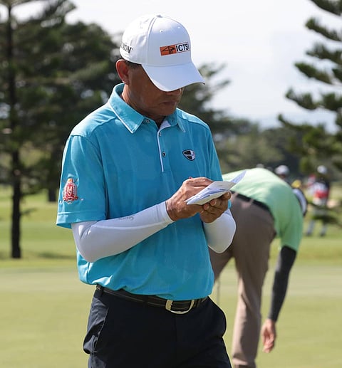 PHOTOGRAPH COURTESY OF Frankie Miñoza
Frankie Miñoza signs his scorecard in Thailand where he is four shots adrift.
