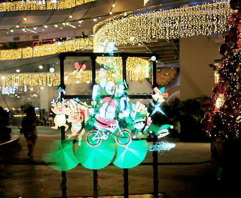 PHOTOGRAPHS BY AL PADILLA FOR THE DAILY TRIBUNE @tribunephl_al
HI-TECH lights meets classical holiday traditions.