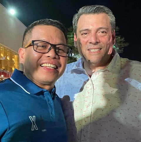 Photograph Courtesy
of Rey Danseco
Filipino boxing judge Rey Danseco exchanges pleasantries with World Boxing Council president Mauricio Sulaiman.
