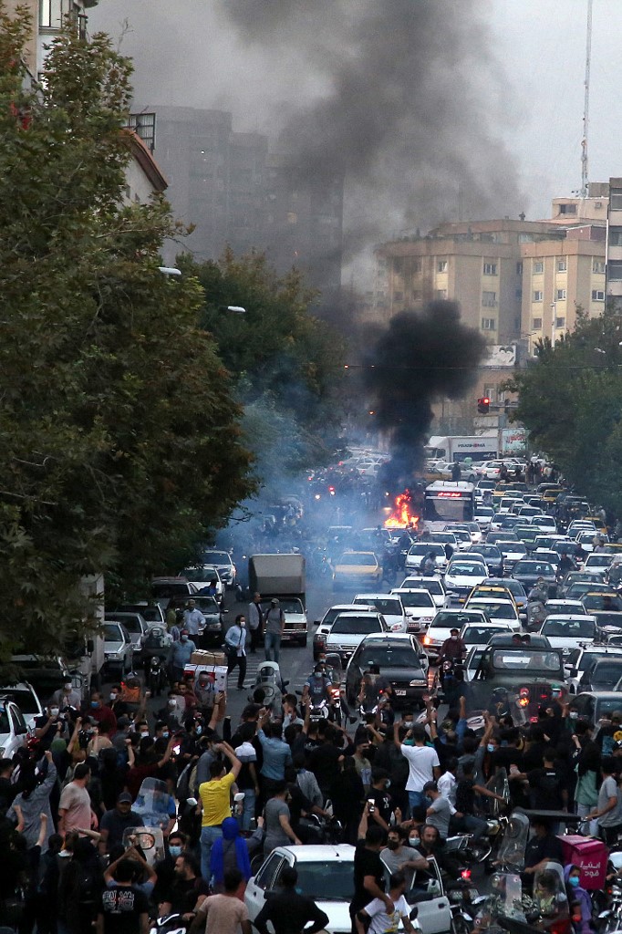 A picture obtained by AFP outside Iran on 21 September 2022 shows Iranian demonstrators taking to the streets of the capital Tehran during a protest for Mahsa Amini, days after she died in police custody. (Photo: AFP)