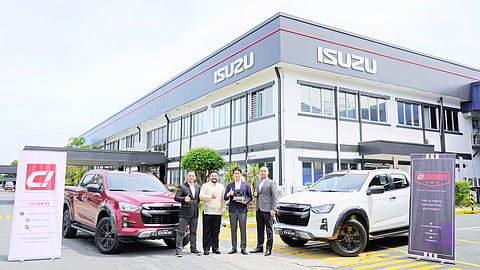 PHOTOGRAPHS
COURTESY OF IPC
C! Magazine executives personally hand the trophy to IPC executives at their IPC plant in Laguna.