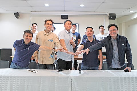 Photograph by Joey Sanchez Mendoza for the Daily Tribune @tribunephl_joey
MPBL commissioner Kenneth Duremdes (third from left) operations head Emerson Oreta (second from left) and coordinator Joe Ramos (right) expect a trouble-free staging of the OKBet-MPBL 4th Season best-of-five finals series. Also shown are Zamboanga coach Vic Ycasiano (left) and Nueva Ecija mentor Jerson Cabiltes.