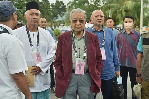 Malaysia's former prime minister Mahathir Mohamad, chairman of Gerakan Tanah Air (Homeland Movement) party, waits to enter the nomination center in Langkawi Island on 5 November 2022. (Photo by ARIF KARTONO / AFP)