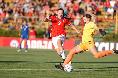PHOTOGRAPH COURTESY OF Carlos Parra/Comunicaciones FFCH
Goalkeeper Olivia McDaniel (right) and the Filipinas relish their two-match stint in South America.