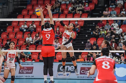 American Tai Bierria of Cignal eludes the defense of Petro Gazz middle Remy Palma during their PVL Reinforced Conference semifinals match. Cignal takes the first Finals seat despite losing in four sets to Petro Gazz. Photo courtesy of PVL