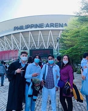 Sesenio Laganga, a Security Bank Foundation scholar who graduated cum laude last 12 August 2022, with his brother and parents (Photo courtesy of Security Bank Foundation)
