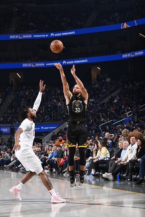 Stephen Curry conducts a shooting clinic in Golden State’s 106-101 win over Cleveland yesterday. | NOAH GRAHAM/AGENCE FRANCE-PRESSE