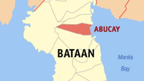 Abucay PNP lends hand to Aetas